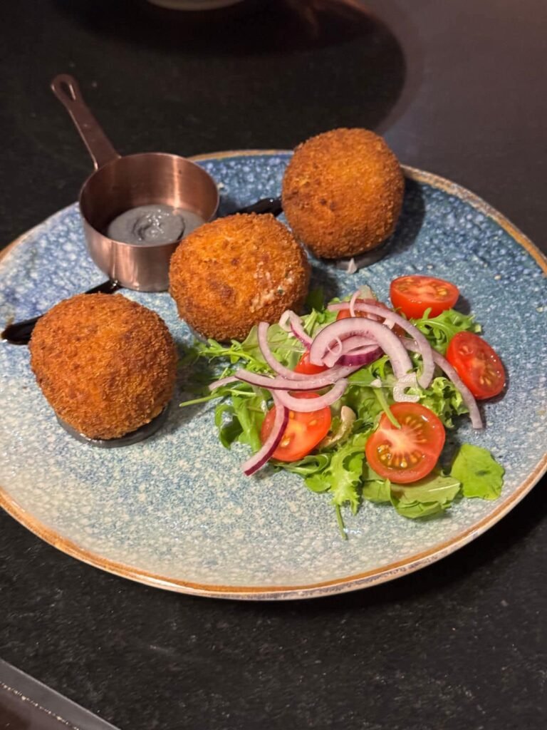 EntreeCrevete croquettes maison, préparées avec amour et passion dans restaurant à Charleroi