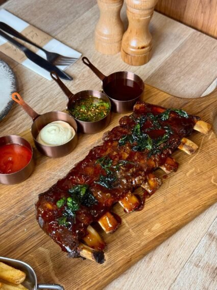 Viande de ribs avec différence sauce somptuese