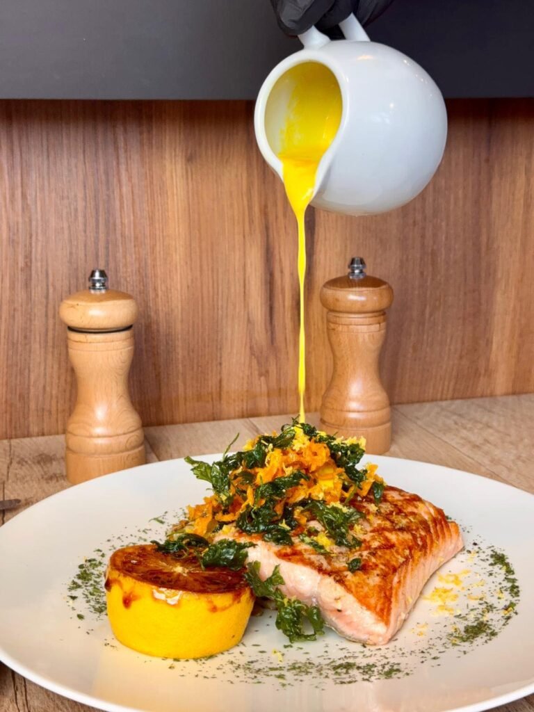 SaumonCoulerSauce Saumon servi au restaurant Terre & Mer à Charleroi