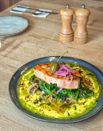 SAUMON GRILLÉ & SA SAUCE VERTE