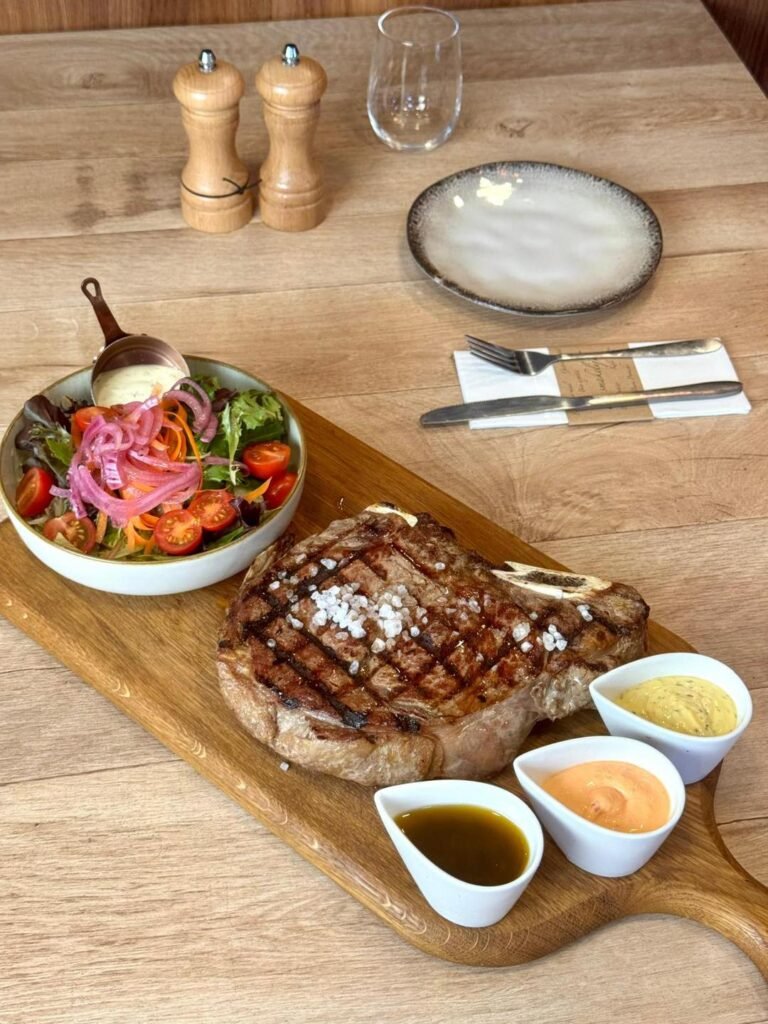 ViandeClassico Viande de bœuf servie avec différentes sauces, sel de mer et salade